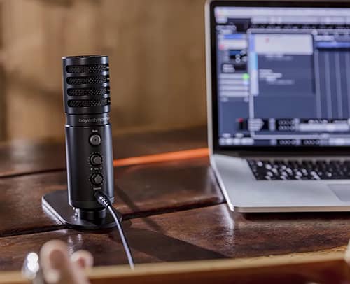 FOX Micrófono Profesional USB conectado a una laptop
