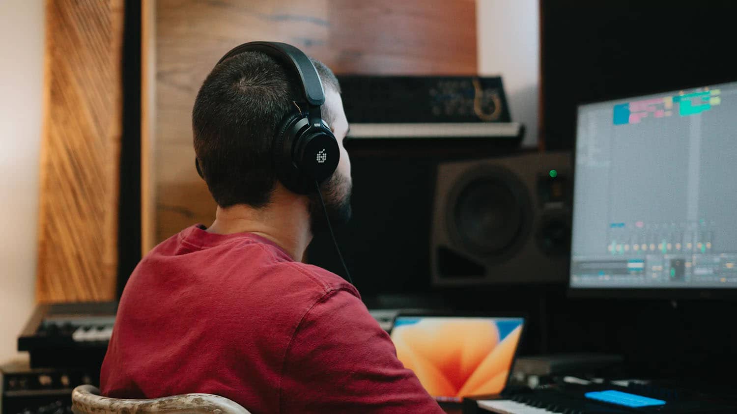 Editor de audio utilizando los audífonos Adam Audio H200