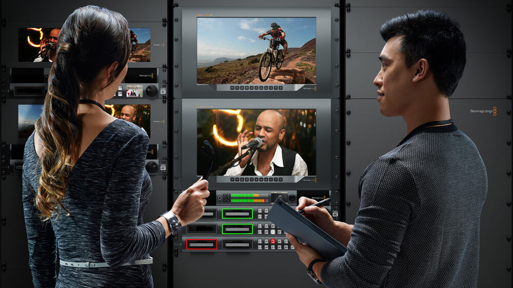 Dos operadores revisando los niveles de video en el Blackmagic Design SmartView 4K G2