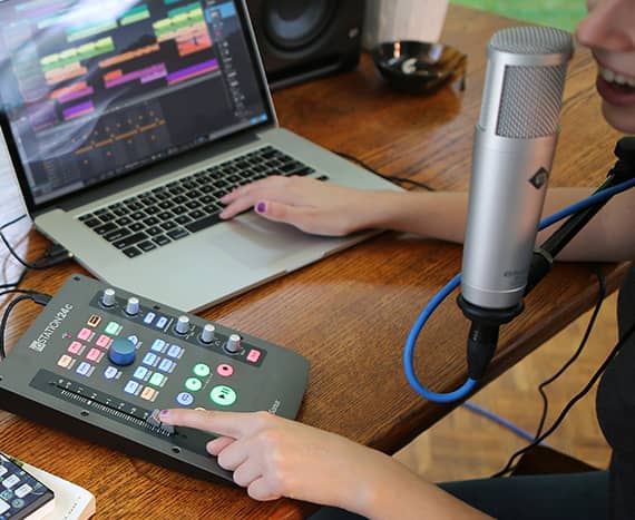 ioStation 24C Interfaz de Audio conectada a una laptop y micrófono