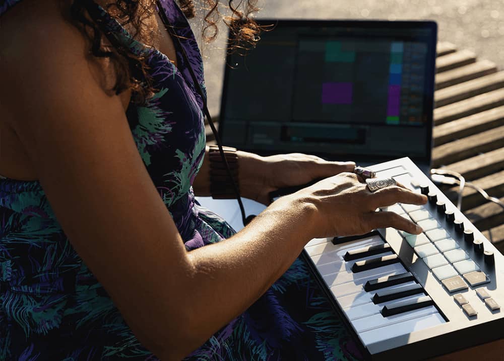 Mujer creando música con el Novation Launchkey Mini