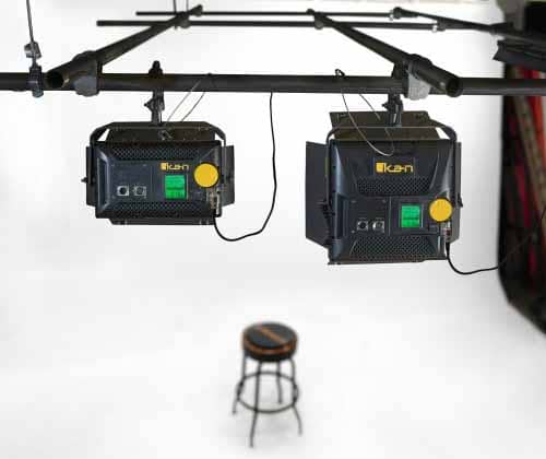 Dos Lyra LWX5 Half Luz LED montadas en una base