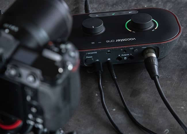 Interface Vocaster One conectada a una cámara DSLR
