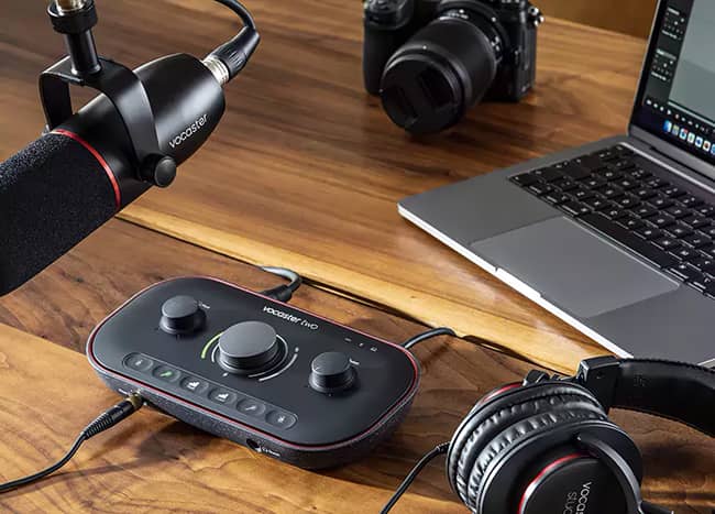 Interface Vocaster Two conectada a una cámara DSLR, laptop, micrófono y audífonos