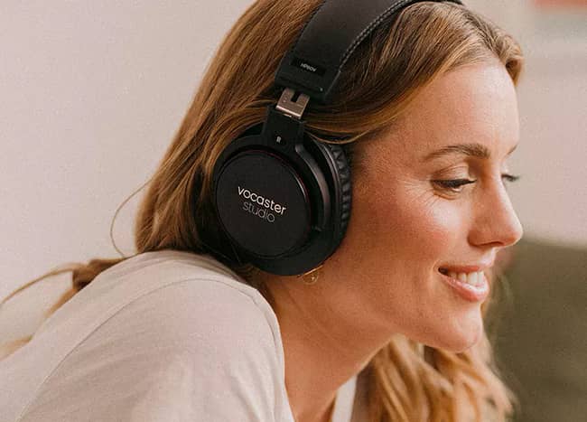 Mujer usando los audifonos HP60V del Kit Vocaster One Studio