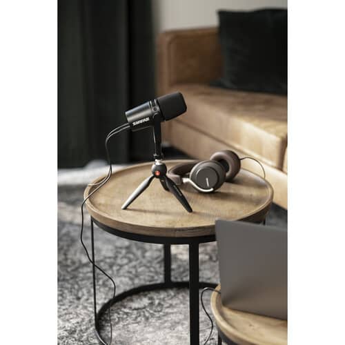 Motiv MV7-K y audifonos en una mesa