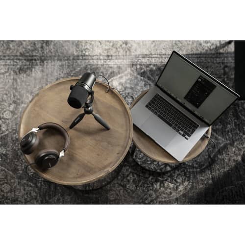 Motiv MV7-K junto a una laptop