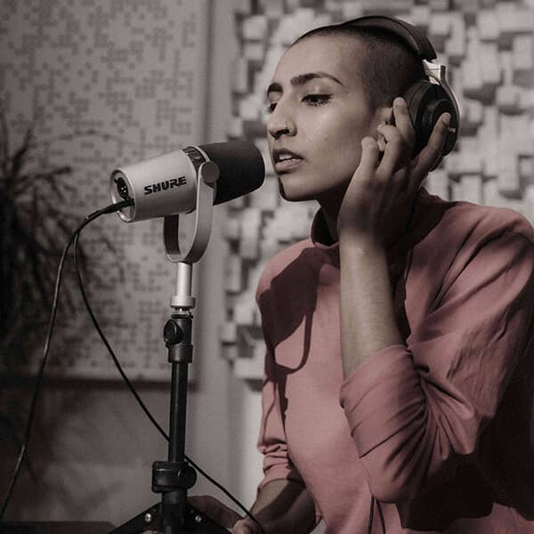 Cantante unsando el Shure MV7-S