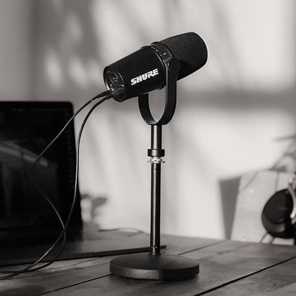 Shure MV7-S Micrófono para Podcast negro colocado en una base vista de perfil