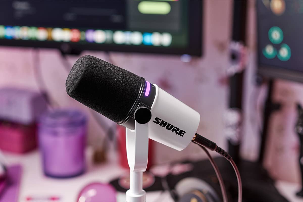 Micrófono Shure MV7+ en color blanco