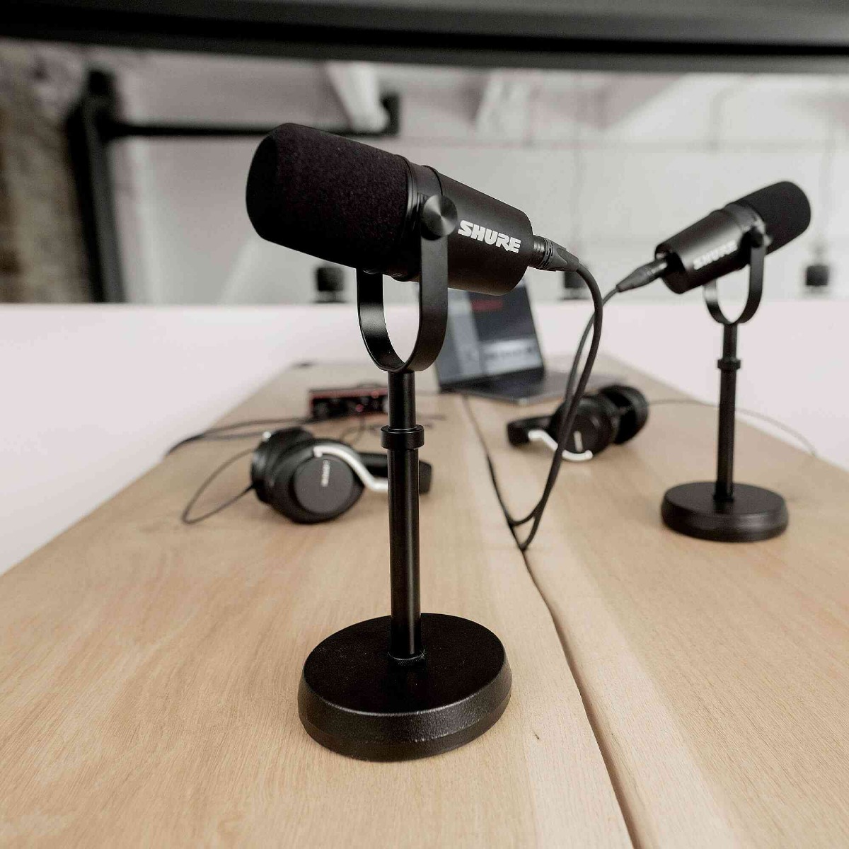 Dos Shure MV7X Micrófonos XLR sobre una mesa