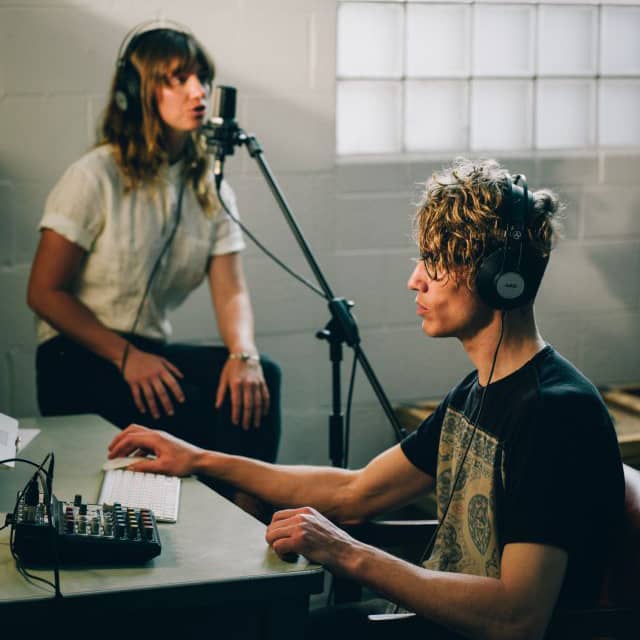 Pareja grabando canción con la Consola Notepad 12FX