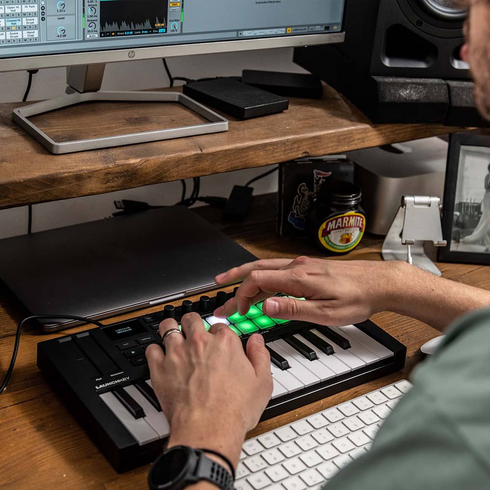 Editor de audio utilizando el Novation Launchkey Mini 25 MK4