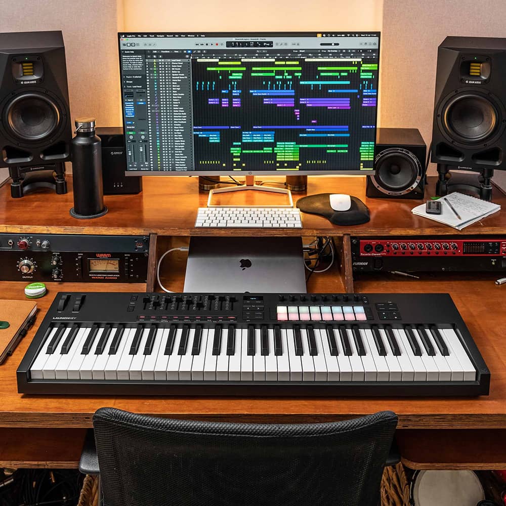 Novation Launchkey 49 MK4 Controlador de Teclado MIDI USB en un estudio de grabación
