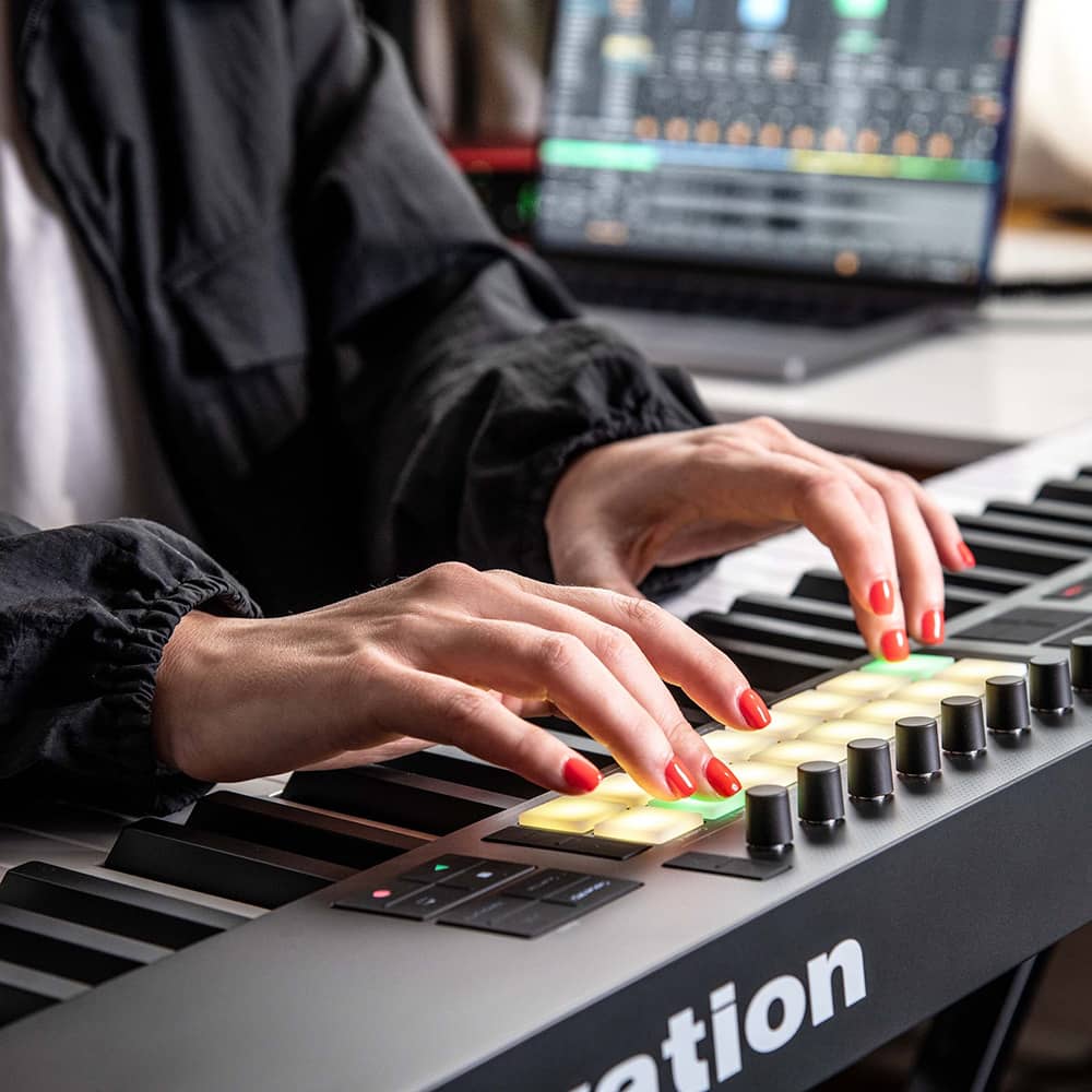 Chica tocando el Novation Launchkey 49 MK4 Controlador de Teclado MIDI USB