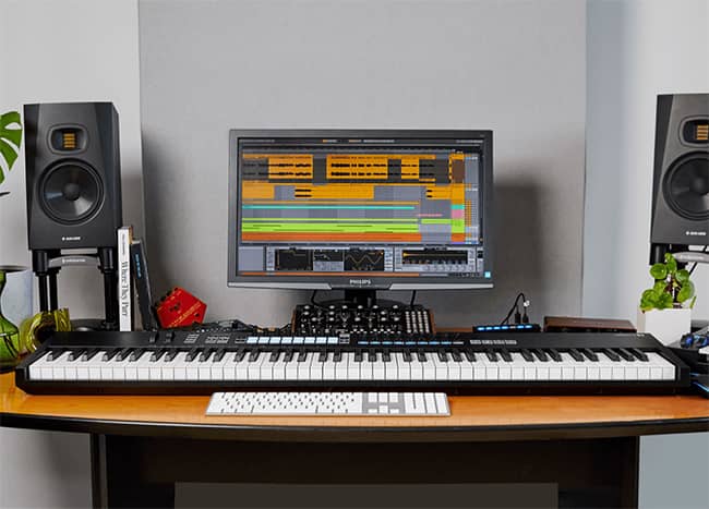Setup del Controlador de teclado Launchkey 88 MK3 con software y monitores de estudio