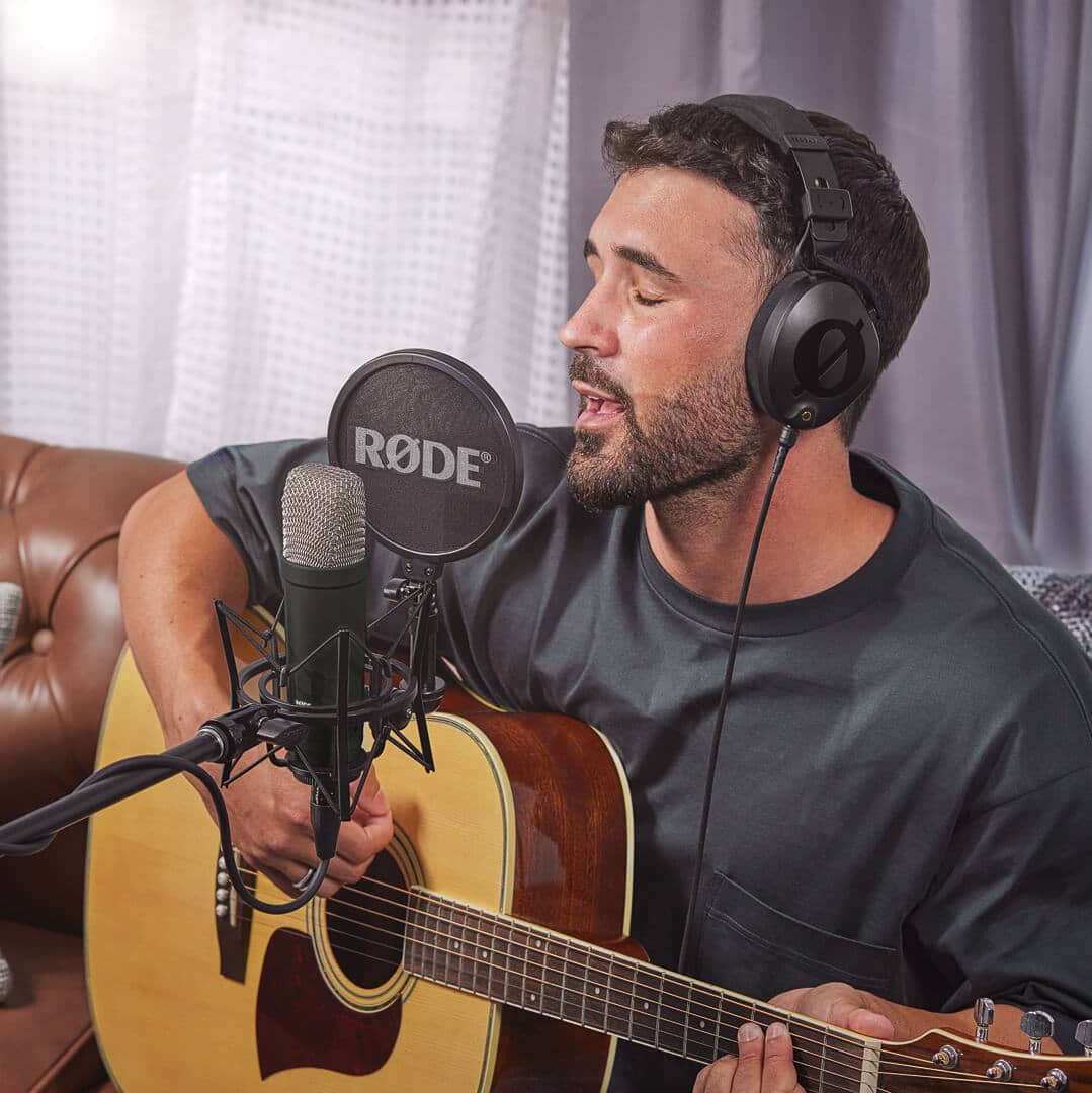 Cantante con una guitarra usando el NT1 Signature Series Negro