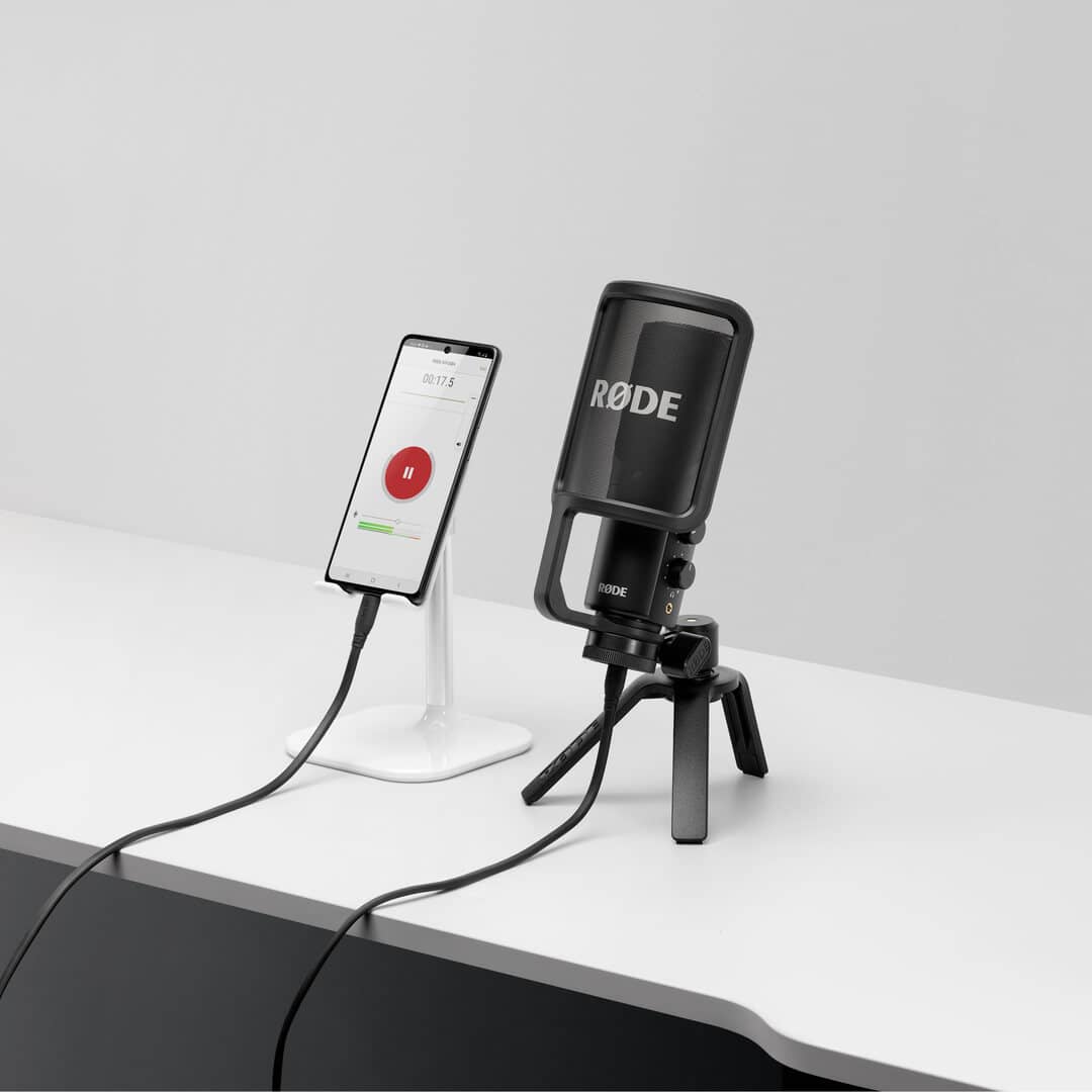 Micrófono RODE NT USB+ conectado au un teléfono móvil