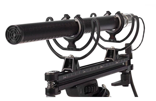 Micrófono shotgun NTG3 montado en un shockmount vista de perfil