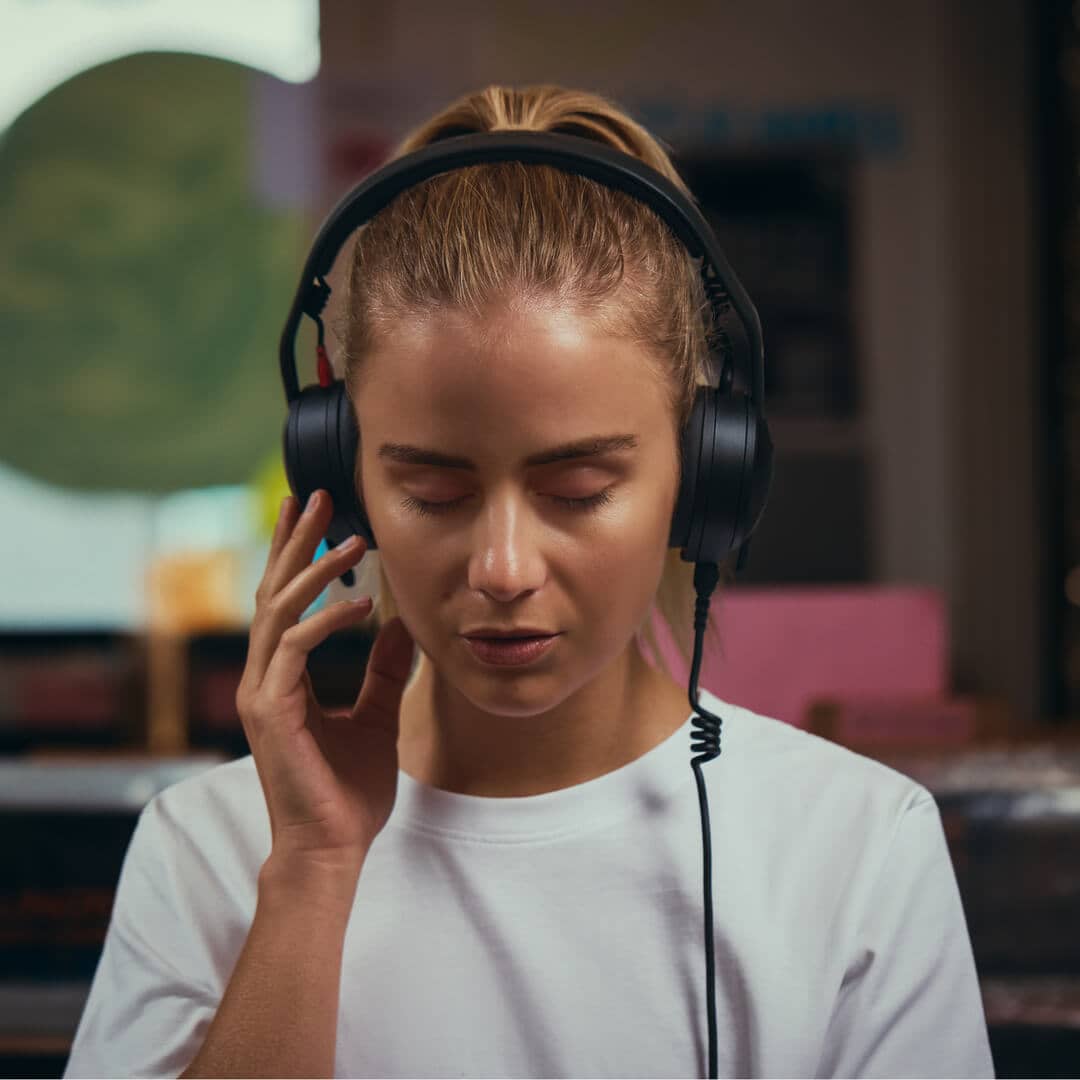 Chica usando los Audífonos Profesionales On-Ear RODE NTH-50