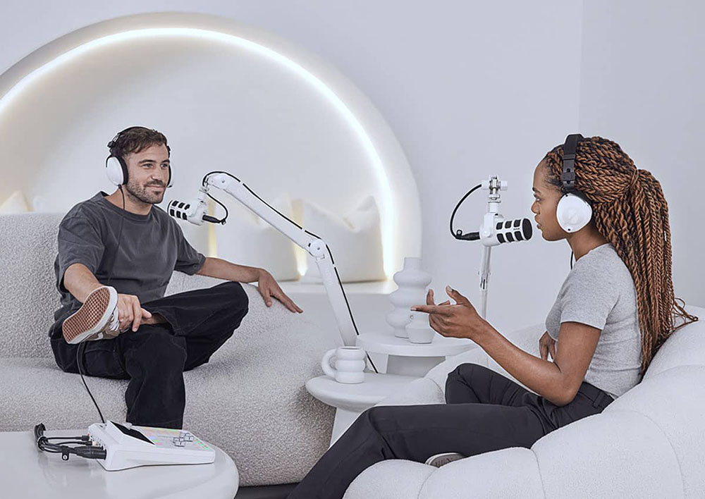 Pareja haciendo una entrevista con los Micrófono Dinámico para Podcast RODE PodMic (Blanco) Pareja haciendo una entrevista con los Micrófono Dinámico para Podcast RODE PodMic (Blanco)