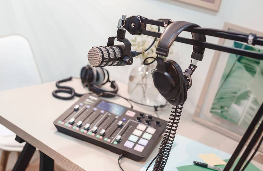 Micrófono Dinámico para Podcast RODE PodMic montado en boom conectado al RodeCaster Pro II Micrófono Dinámico para Podcast RODE PodMic montado en boom conectado al RodeCaster Pro II