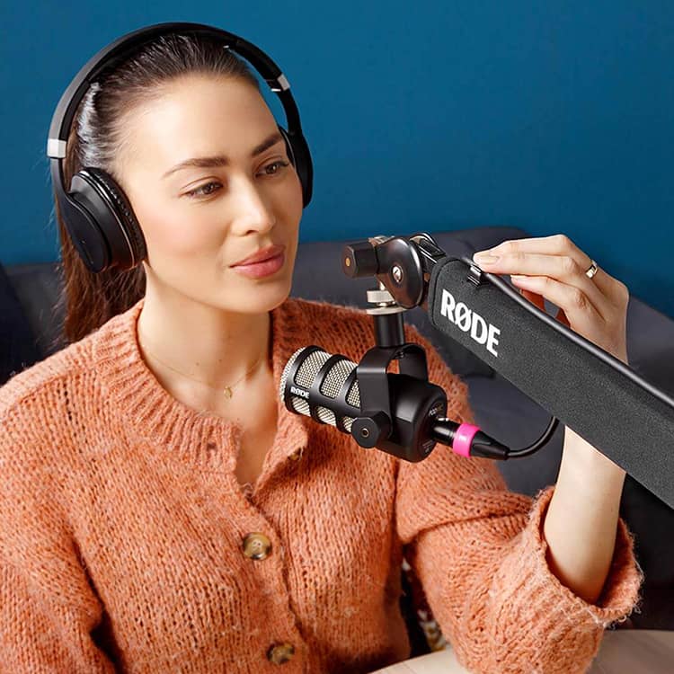 Mujer con audifonos usando un mic RODE montado en un PSA1+