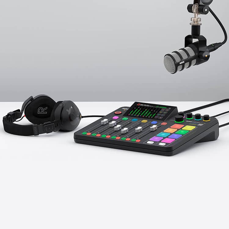 RODECaster Pro II con un micrófono y audifonos