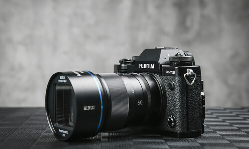 Objetivo 50 mm f/1.8 anamórfico 1.33x montado en una cámara Fujifilm