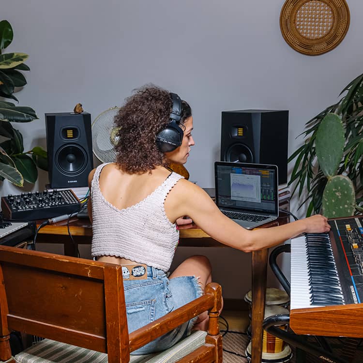 Mujer utilizando el software SoundID Refernce con unos monitores Adam Audio