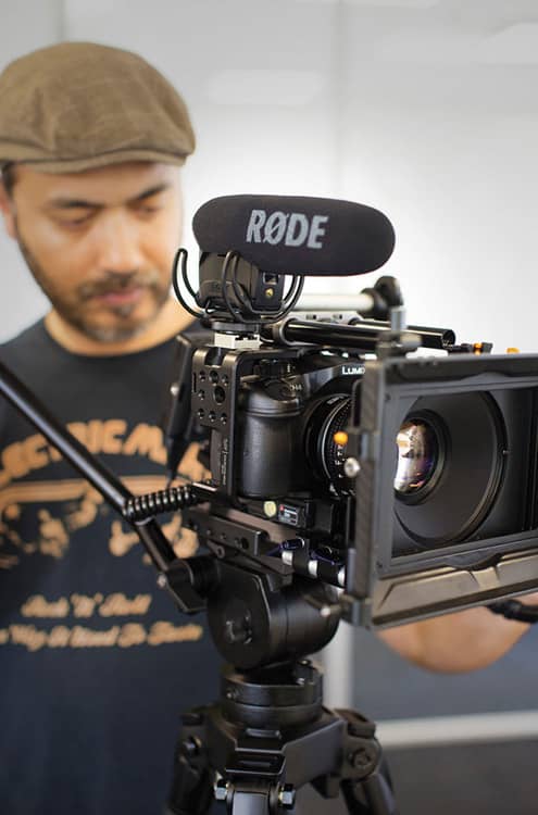 Camarógrafo usando el Videomic Pro en una cámara DSLR y trípode