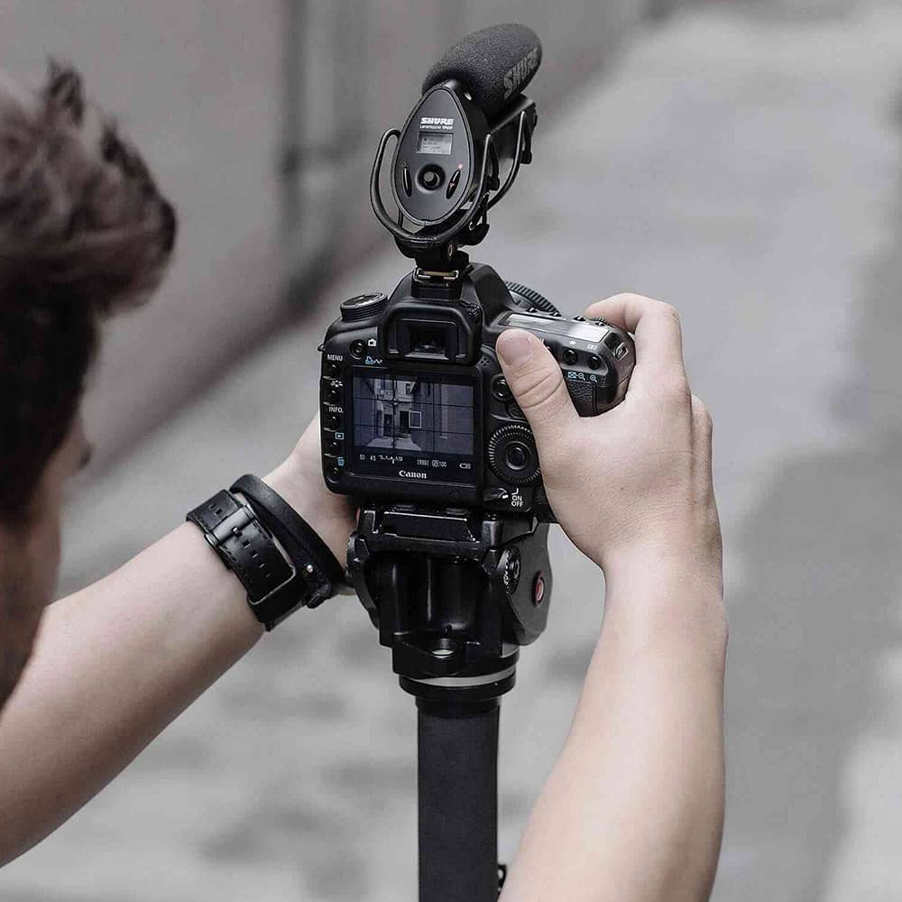 Shure VP83F Micrófono de Cañon LensHopper montado en una cámara fotográfica