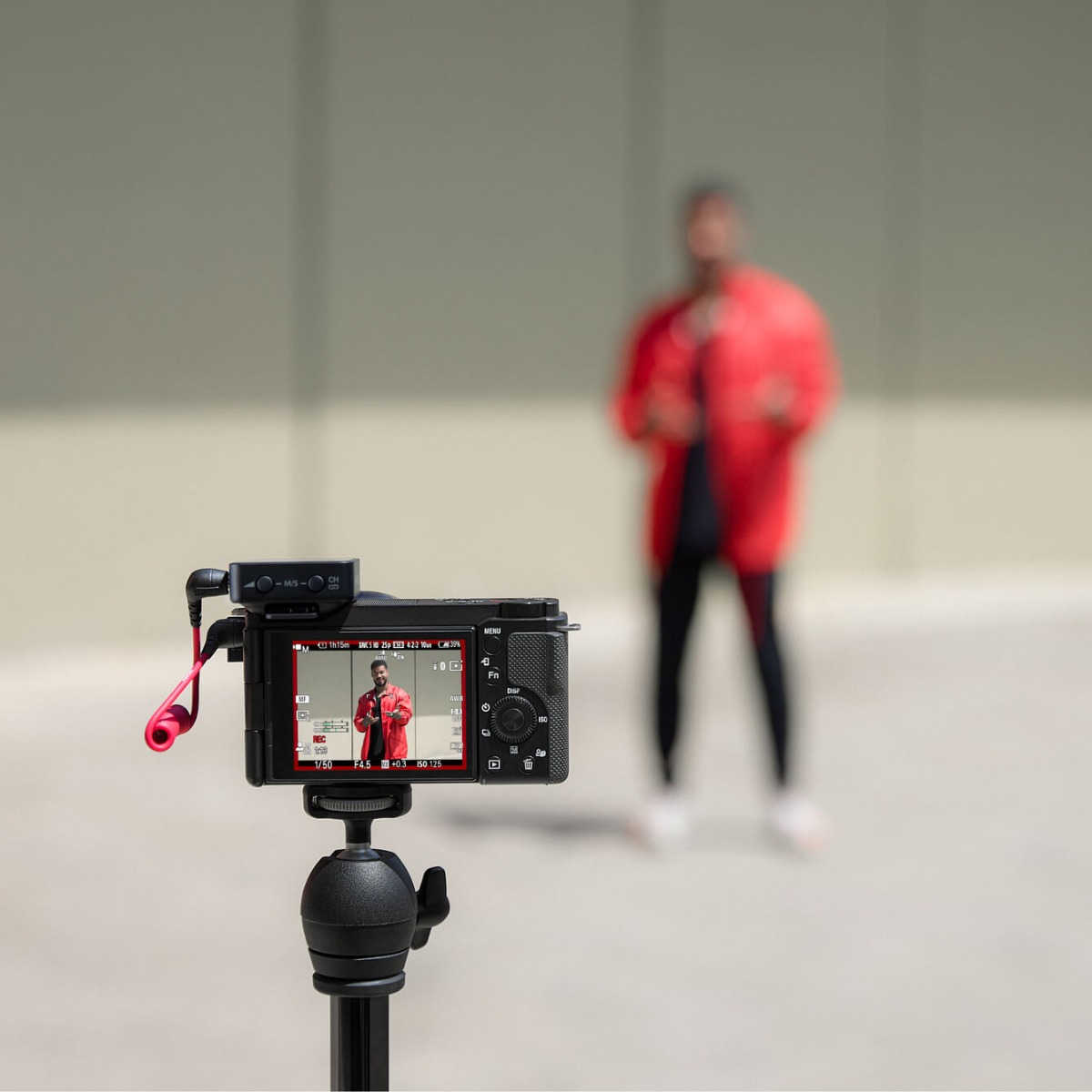 Grabando con el Micrófono Inalámbrico RODE Wireless GO (Gen 3) conectado a una cámara fotográfica Grabando con el Micrófono Inalámbrico RODE Wireless GO (Gen 3) conectado a una cámara fotográfica