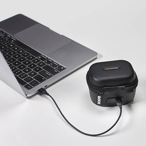 Case Wireless Go II cargando conectado a una laptop