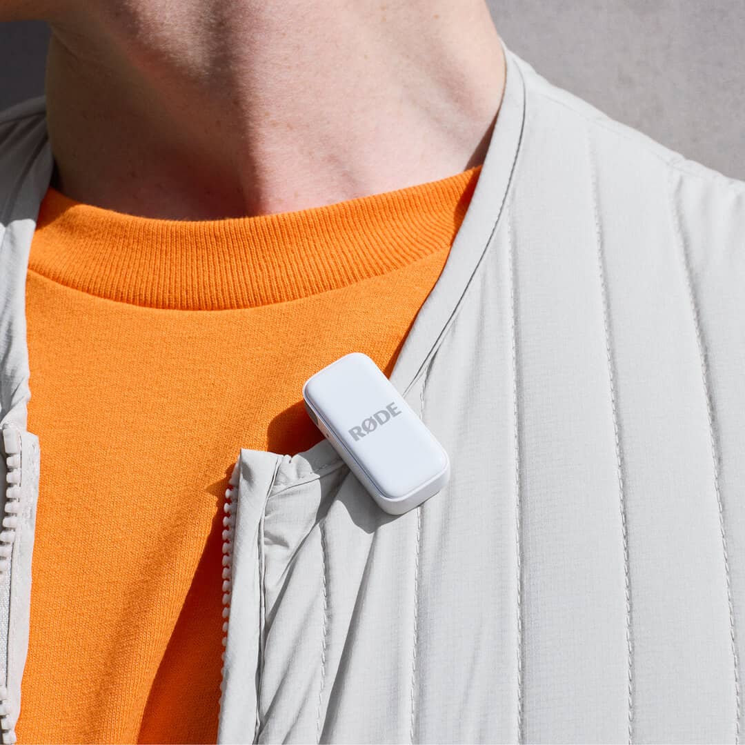 Hombre usando el Transmisor del RODE Wireless Micro