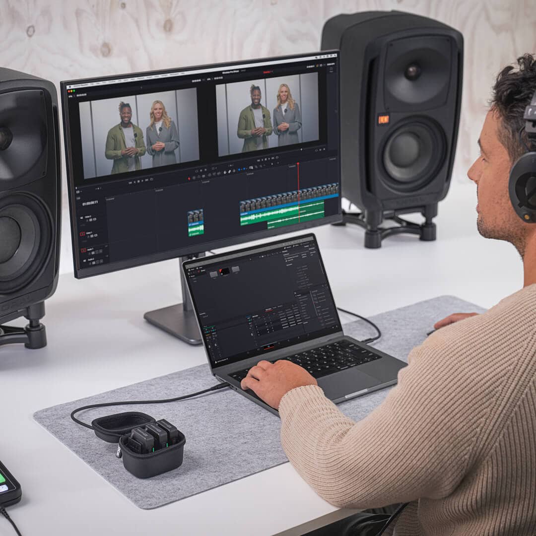 Editor de audio utilizando el Sistema de micrófono Wireless Pro conectado a una laptop